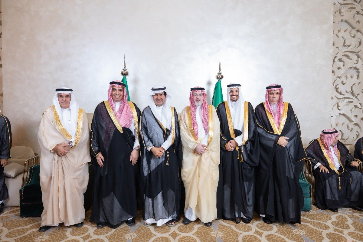 مازن الحماد (@mazenalhammad) on Twitter photo <a href="/FThenyan/">فهد الثنيان</a> الله يغفر له ويرحمه ويسكنه فسيح جناته، وقت الفرح نذكر احبابنا الذين رحلوا عن هذه الدنيا ، بعد وفاة ابى واخى استقبلت اول حفيد وزوجت ابنتى ، كنا نتمنى وجودهم بيننا ولكن هذه الأقدار احدهم يُدفن وآخر يولد وهذه سنة الكون . <a href="/FThenyan/">فهد الثنيان</a> الله يغفر له ويرحمه ويسكنه فسيح جناته، وقت الفرح نذكر احبابنا الذين رحلوا عن هذه الدنيا ، بعد وفاة ابى واخى استقبلت اول حفيد وزوجت ابنتى ، كنا نتمنى وجودهم بيننا ولكن هذه الأقدار احدهم يُدفن وآخر يولد وهذه سنة الكون .