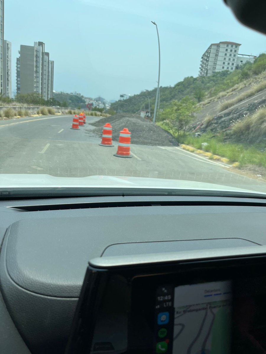 f_sanchezg's tweet photo. @AnniaGomezNL quien nos puede ayudar para que municipio no utilice nuestras calles como banco de material de obras que ni siquiera se están llevando a cabo aquí cerca?
No solo es peligroso al booquearnos 2 carriles sino que también las máquinas destruyen la calle. https://t.co/oheBoXtXsO