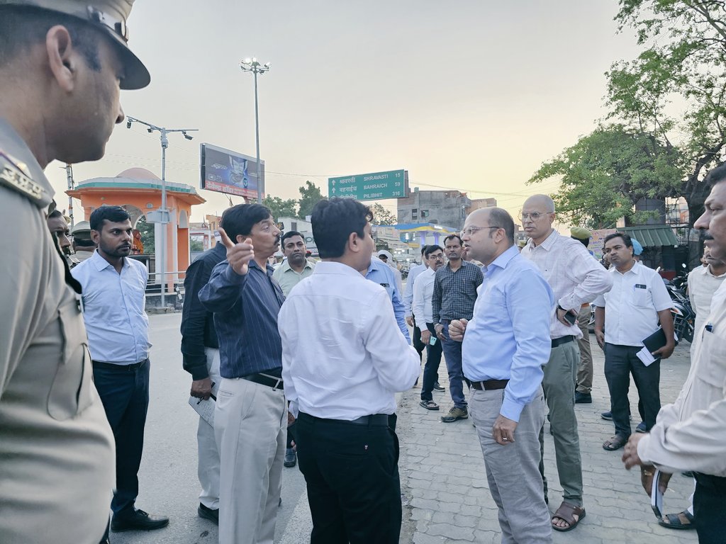DMBalrampur's tweet photo. तहसील बलरामपुर में झारखंडी महादेव मंदिर रेलवे क्रॉसिंग पर रेलवे ओवरब्रिज (आरओबी) के निर्माण हेतु झारखंडी महादेव मंदिर से वीर विनय चौराहे तक एनएच एवं सेतु निगम के अधिशाषी अभियंता के साथ स्थलीय निरीक्षण किया गया एवं आवश्यक दिशानिर्देश दिए गए।
@CMOfficeUP @UPGovt https://t.co/zZVoWb2H5Q