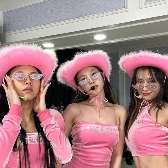 AboutMusicYT's tweet photo. TWICE Nayeon, Momo and Chaeyoung on stage, 2022. https://t.co/K8zUNL5els
