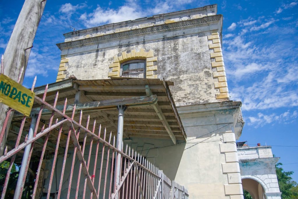 E_RdgzDavila's tweet image. 🚂 Restauración de Estación Ferroviaria Sagua la Grande
La estación sagüera actualmente en avanzado estado de deterioro, está siendo objeto de un proyecto para su restauración, teniendo en cuenta su valor histórico y patrimonial.
.
#TransporteCuba #Desafío
🧵🪡