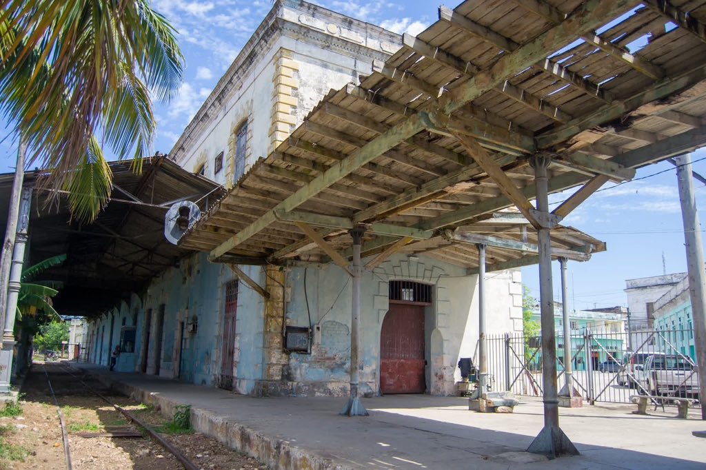 E_RdgzDavila's tweet image. 🚂 Restauración de Estación Ferroviaria Sagua la Grande
La estación sagüera actualmente en avanzado estado de deterioro, está siendo objeto de un proyecto para su restauración, teniendo en cuenta su valor histórico y patrimonial.
.
#TransporteCuba #Desafío
🧵🪡