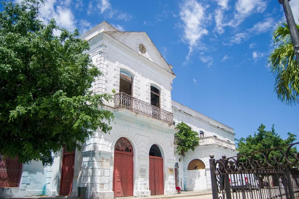 E_RdgzDavila's tweet image. 🚂 Restauración de Estación Ferroviaria Sagua la Grande
La estación sagüera actualmente en avanzado estado de deterioro, está siendo objeto de un proyecto para su restauración, teniendo en cuenta su valor histórico y patrimonial.
.
#TransporteCuba #Desafío
🧵🪡