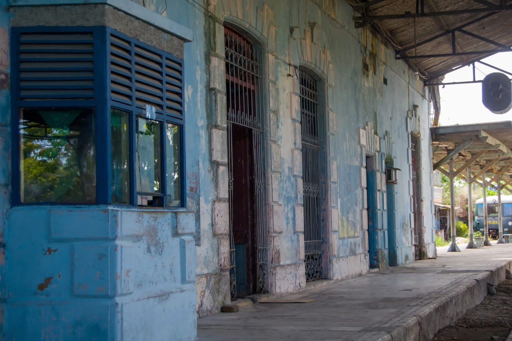 E_RdgzDavila's tweet image. 🚂 Restauración de Estación Ferroviaria Sagua la Grande
La estación sagüera actualmente en avanzado estado de deterioro, está siendo objeto de un proyecto para su restauración, teniendo en cuenta su valor histórico y patrimonial.
.
#TransporteCuba #Desafío
🧵🪡