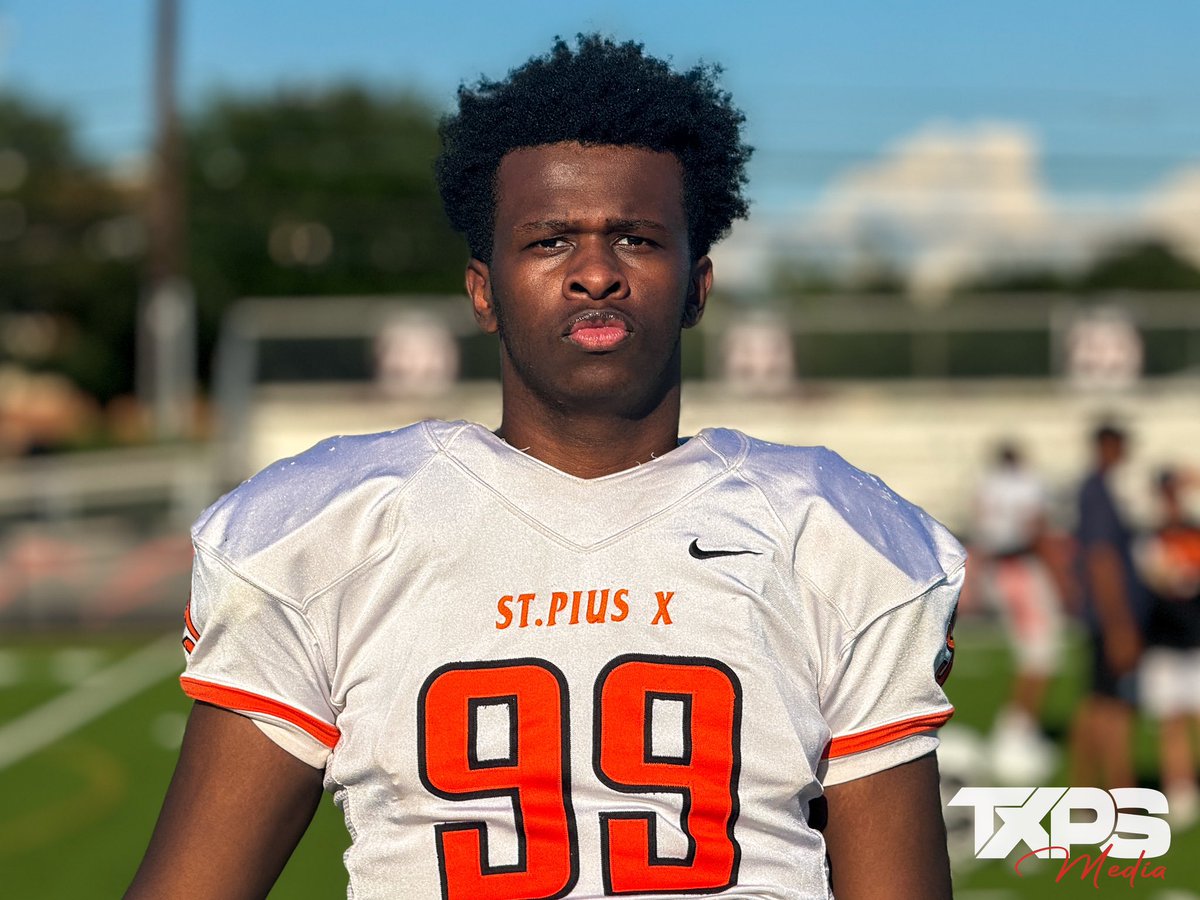 2026 Houston St Pius X OL Malyq Barnes  is a mountain. 

Standing at 6’8 270, Barnes certainly looks like someone will suit up at the next level and just picked up an offer from UMHB.

Having a basketball background, the athleticism at his size is there. Definitely excited to see