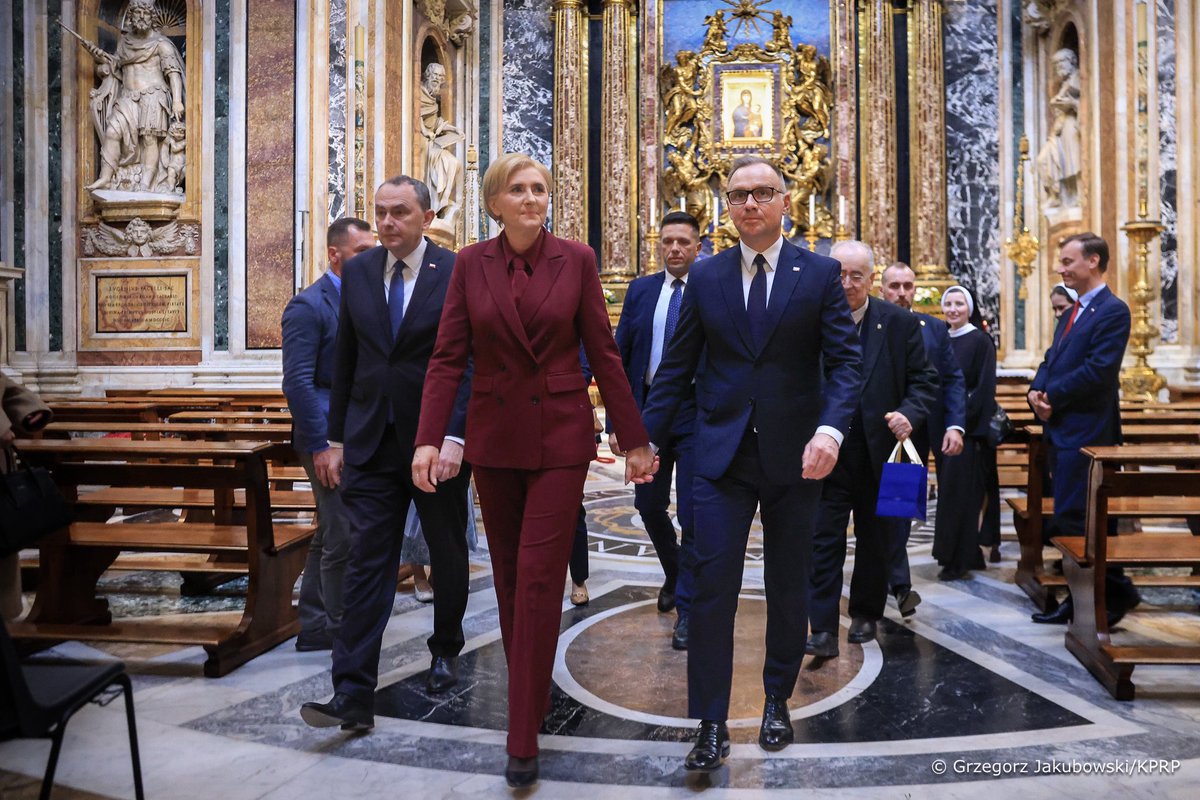 Kancelaria Prezydenta (@prezydentpl) on Twitter photo Prezydent <a href="/AndrzejDuda/">Andrzej Duda</a> wraz z Małżonką odwiedzili Bazylikę Matki Bożej Większej, gdzie spoczywa Papież Franciszek. Jutro wezmą udział w Mszy św. inaugurującej pontyfikat Leona XIV. Prezydent <a href="/AndrzejDuda/">Andrzej Duda</a> wraz z Małżonką odwiedzili Bazylikę Matki Bożej Większej, gdzie spoczywa Papież Franciszek. Jutro wezmą udział w Mszy św. inaugurującej pontyfikat Leona XIV.
