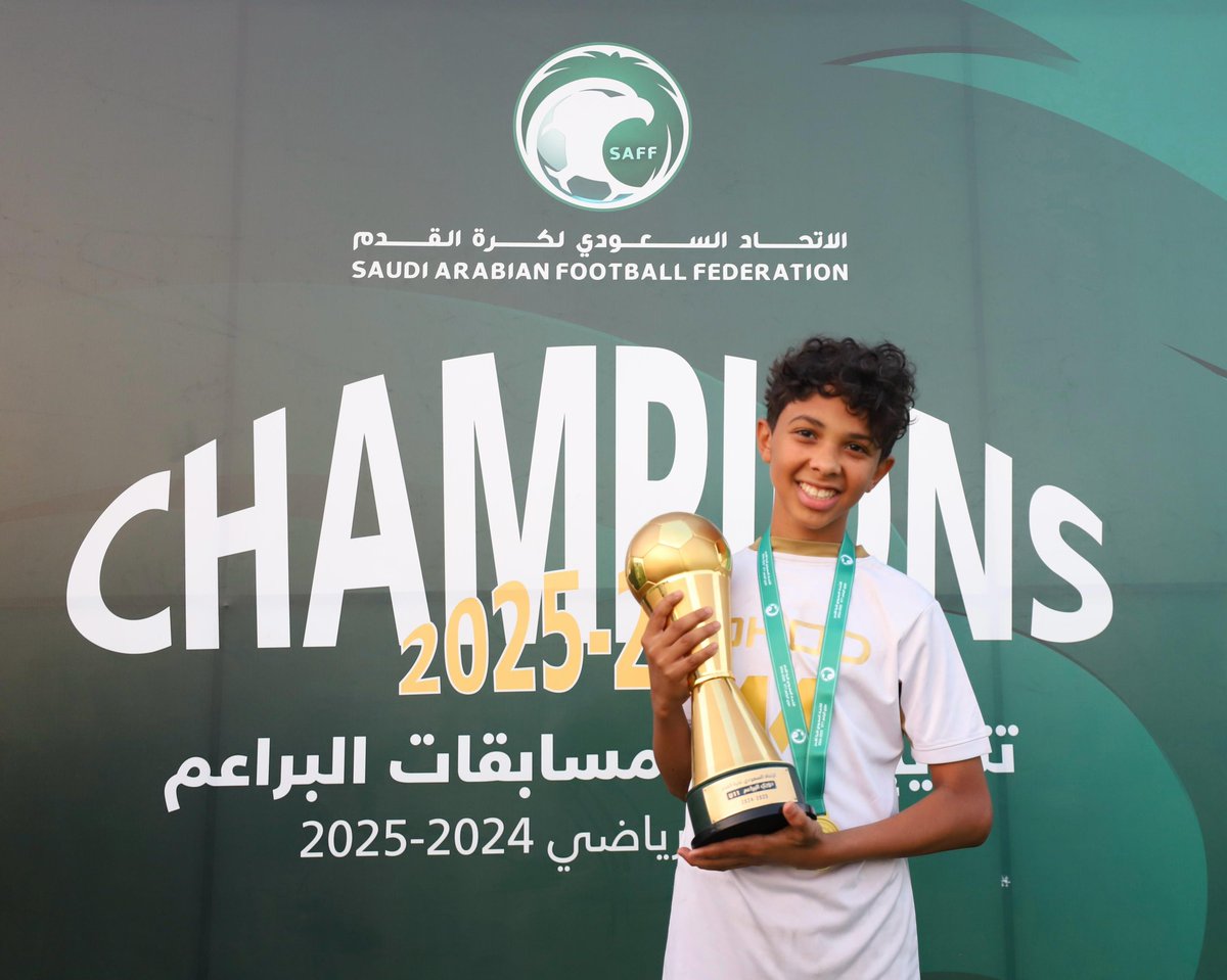 أبطالنا مع الذهب 🏆🤎 

#فئات_أحد
#نادي_أحد