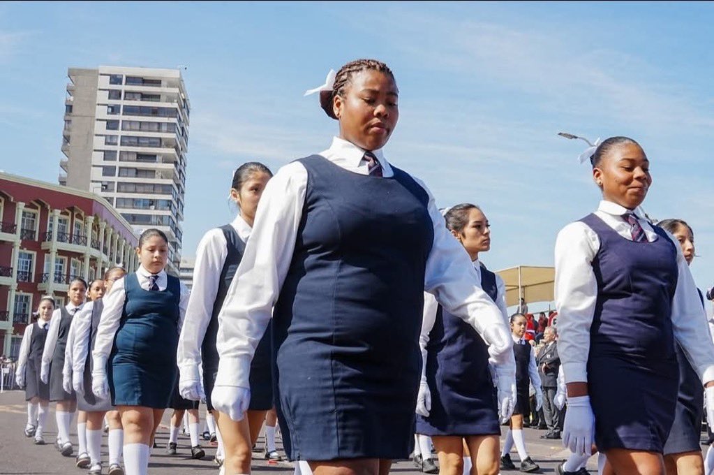 Esto es tremendamente grave!!! , la incrustación de esta barbarie de negrificacion en la sociedad está llegando a niveles repulsivos. Negros inmundos tuberculosos y caribeños hasta en los desfiles previos al 21 de Mayo. Urge acciones raciales de parte de la sociedad.