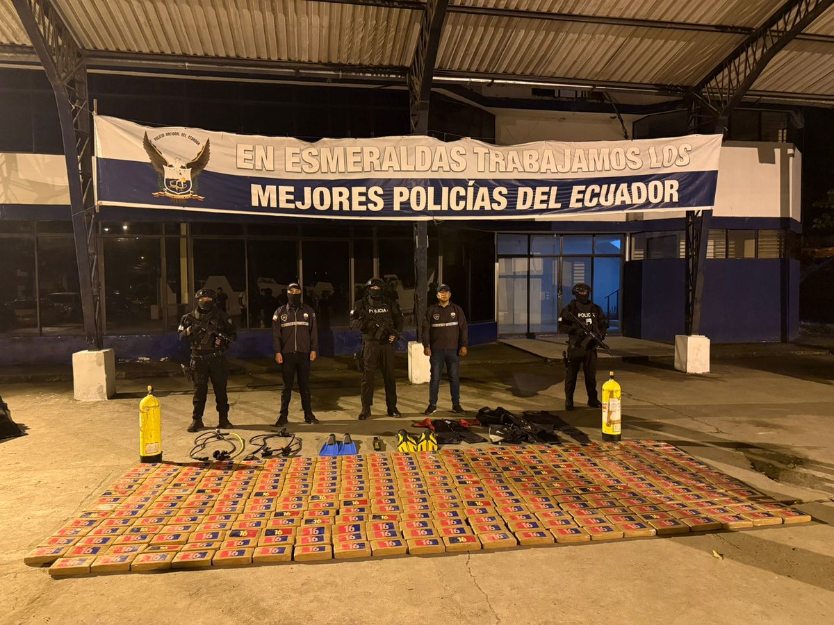 PoliciaEcuador's tweet image. #ATENCIÓN
INCAUTAMOS DROGA Y EQUIPOS DE BUCEO EN #ESMERALDAS
Con base en gestiones investigativas se allanó un inmueble en "San Martín de Porres", #Esmeraldas, donde se encontró:
◼️300.8 kilos de cocaína (3.008.600 dosis)
◼️2 tanques de oxígeno
◼️2 trajes…