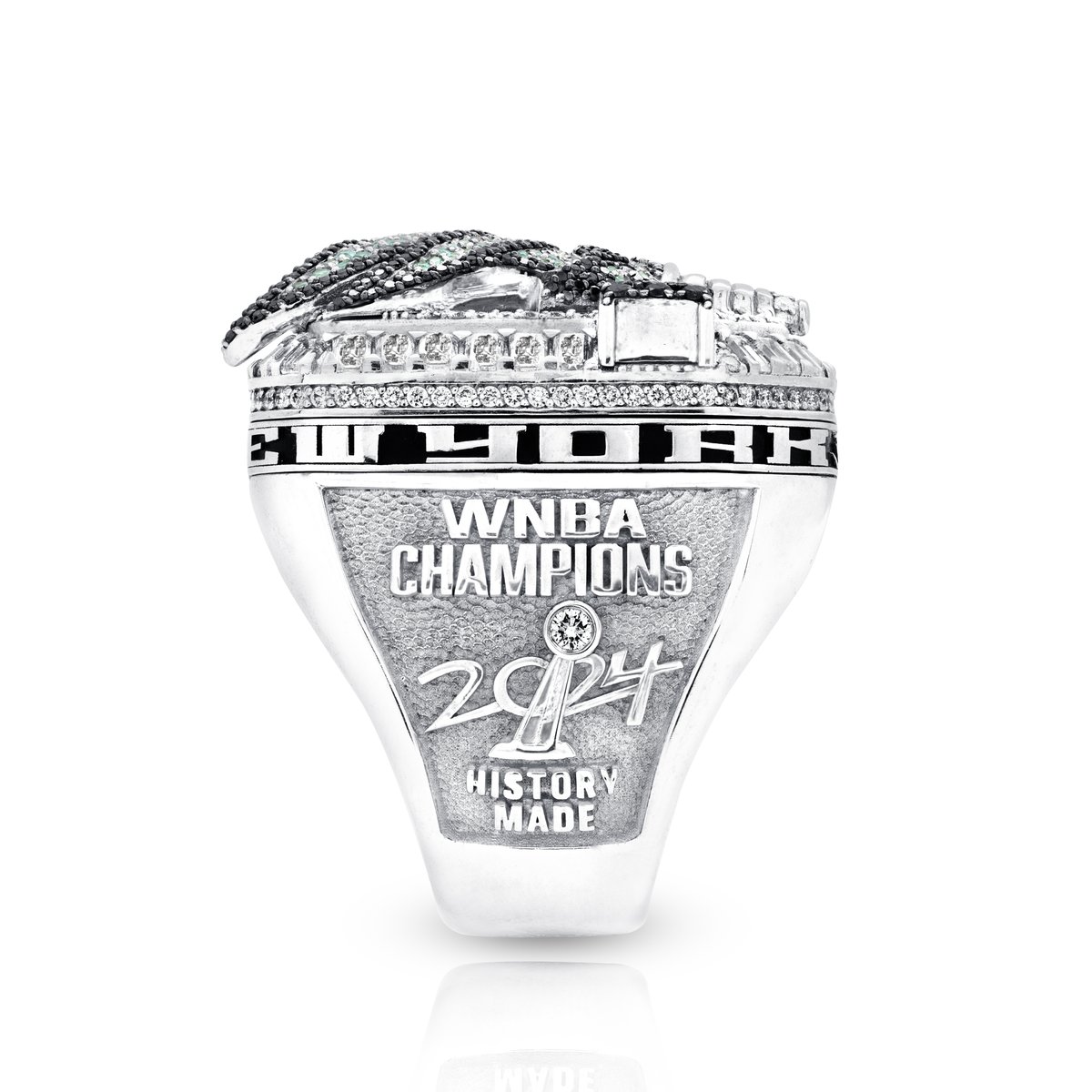 alexaphilippou's tweet photo. A closer look at the New York Liberty's championship rings: https://t.co/XRY8MjOMCM