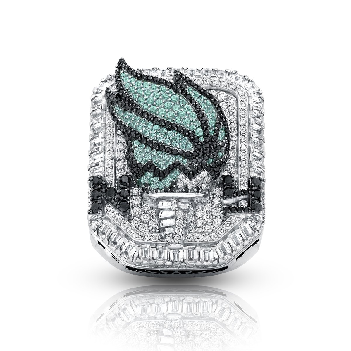 alexaphilippou's tweet photo. A closer look at the New York Liberty's championship rings: https://t.co/XRY8MjOMCM