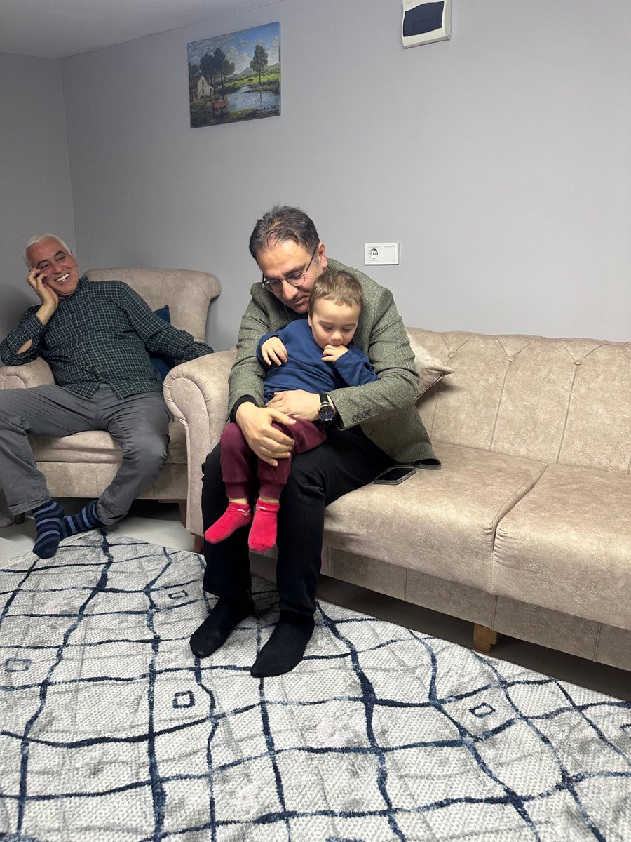 Yalnız değilsiniz Samet kardeşim…

Ali Asaf’ın mutluluğu hepimize umut oldu.
"Çevremiz yok" dediniz ya, artık koskoca bir gönül çevreniz var.

25 Mayıs Pazar 14.00’te, Sancaktepe Belediyesi önünde buluşuyoruz.
Ali Asaf için, umut için, birlikte balon uçuruyoruz.

#AliAsafİçin