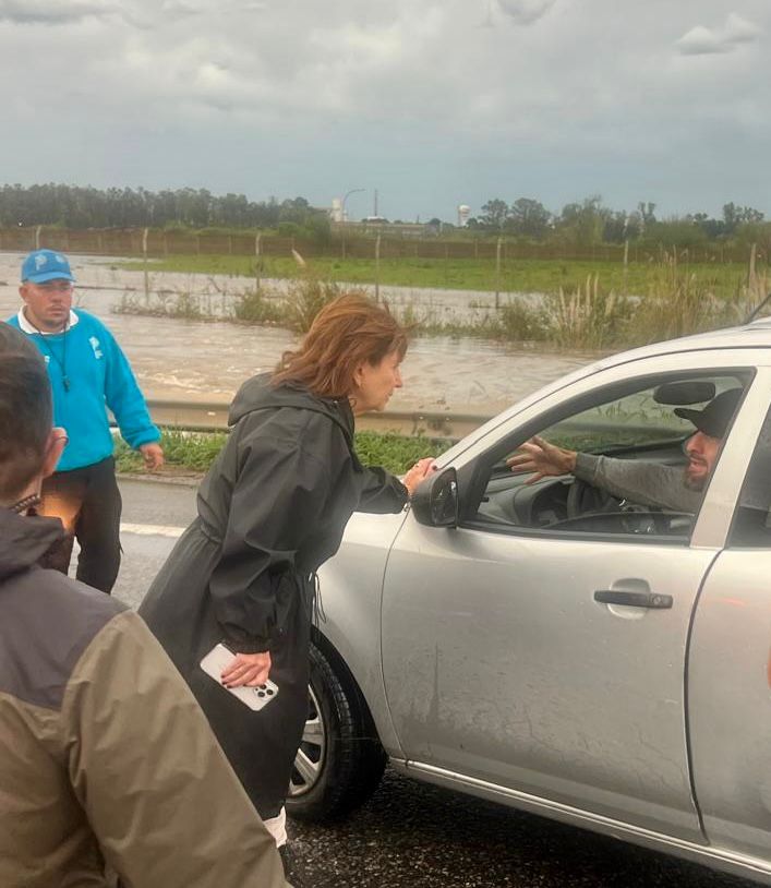 Estamos en Zárate junto al intendente, la AFE y las Fuerzas Federales supervisando el operativo por las inundaciones.

El Presidente <a href="/JMilei/">Javier Milei</a> nos pidió estar en el territorio, coordinando y asistiendo a los municipios bonaerenses y cerca de las familias afectadas por el temporal.