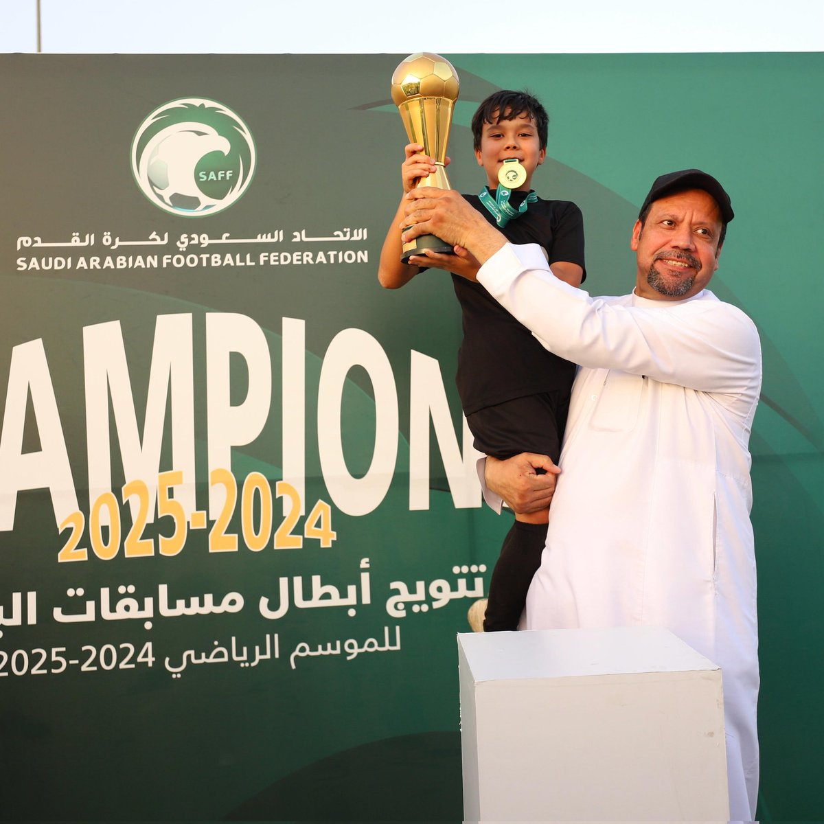 دعـم متـواصـل .. يُـتـوج بـالـذهـب 🏆🤎

#فئات_أحد 
#نادي_أحد