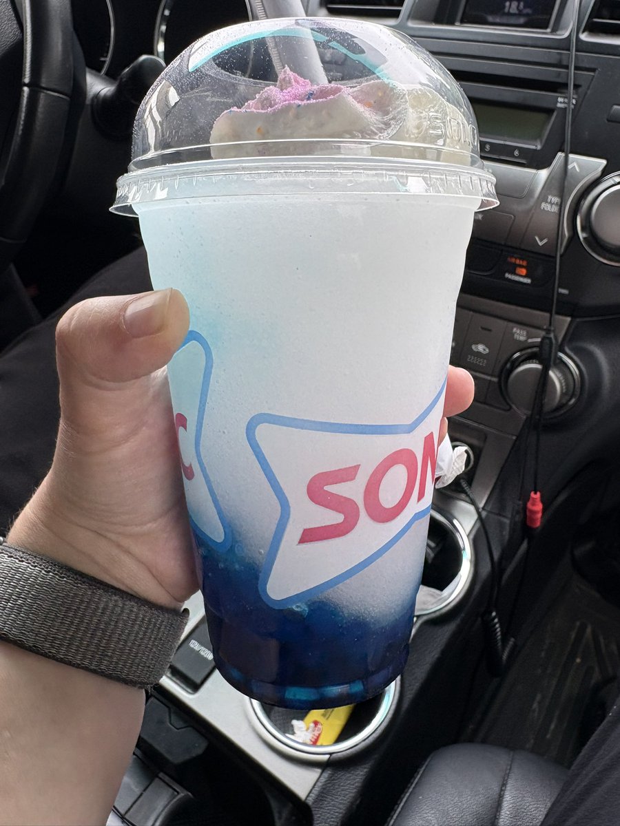 HypocrisyXposer's tweet photo. @sonicdrivein how is this supposed to be a “unicorn slush?” When I received my order today your employee informed me that they were out of cotton candy flavoring and unicorn straws, so “this was as close as I was going to get.”

Ridiculous. https://t.co/bUxteIItnh