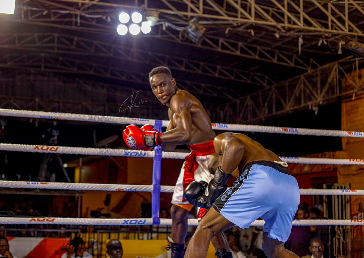 #UBCL Week 2 🔵Nsamba Ronald (Lukanga BC) wins by RSC round 4 against 🔴Semugayire John (Katabi BC)▪️Elite 75Kgs