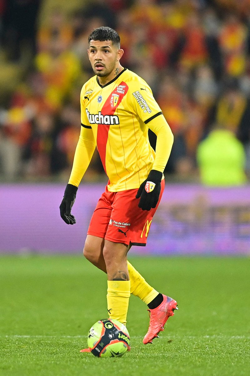 DeracheLyroy's tweet photo. Non ce match pas le dernier match de Facundo Medina sous nos couleurs sang et or. Je refuse d'y croire. 🥲🥲 #rclens https://t.co/uD4uL1jFuE
