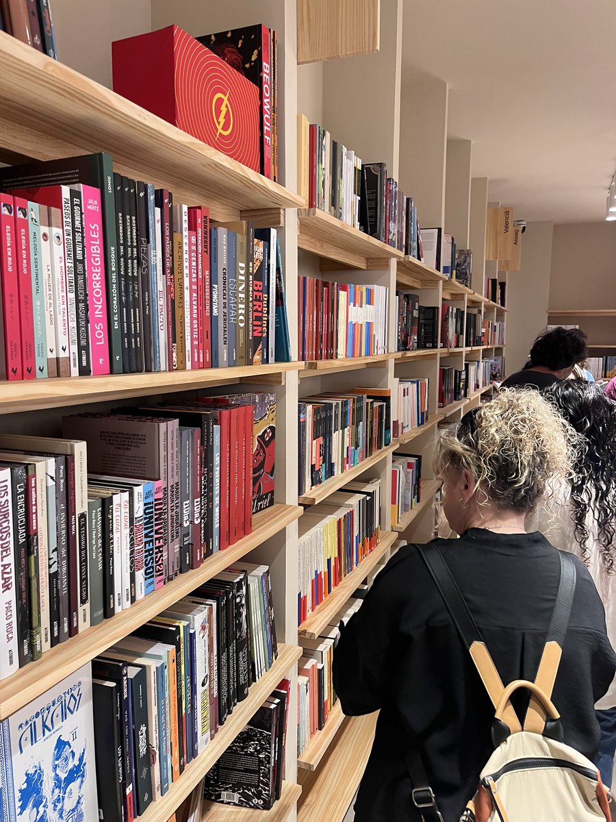 Ricardo Pomares (@ricpomares) on Twitter photo Los libros vuelven a la estanterías de <a href="/SomnisPaper/">Somnis de Paper</a> en Benetússer después de la DANA. No olvidan pero hay que seguir adelante. Hay historias trágicas que tienen un final feliz Los libros vuelven a la estanterías de <a href="/SomnisPaper/">Somnis de Paper</a> en Benetússer después de la DANA. No olvidan pero hay que seguir adelante. Hay historias trágicas que tienen un final feliz