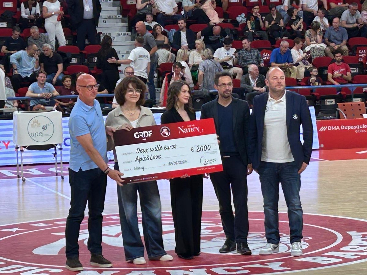 Remise du chèque <a href="/apis/">apis</a>&amp;love pour réintroduire des abeilles 🐝 dans les serres de la ⁦⁦ville de Nancy. Merci aux joueurs du ⁦<a href="/SLUCbasketNancy/">SLUC Nancy Basket</a>⁩ pour tous ces dunks ⁦<a href="/SLUCNancyFan/">SLUC Nancy Fan</a>⁩ ⁦<a href="/GoSLUCNancy/">#GoSLUC</a>⁩ ⁦<a href="/GRDF/">GRDF</a>⁩