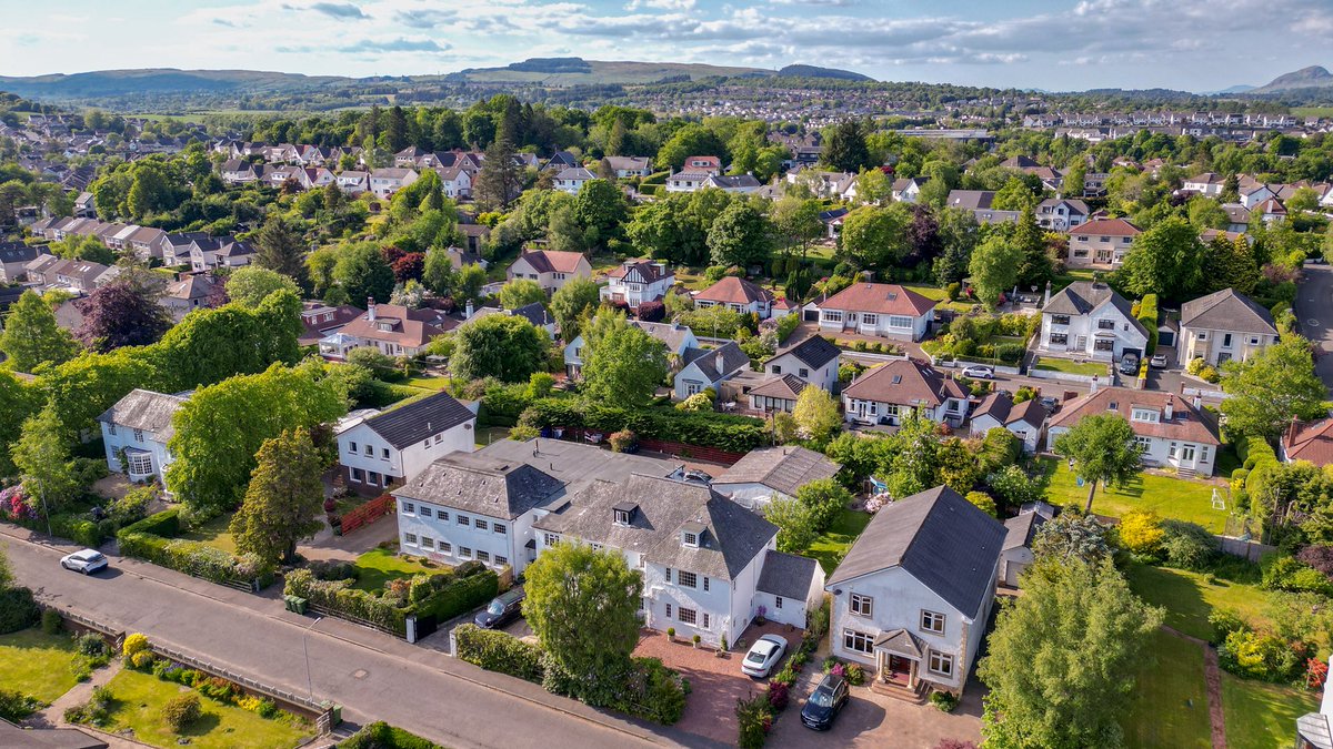 EyeintheskyGla's tweet photo. Drewsteignton School Bearsden, originally part of The High School of Glasgow purpose built c1920 converted to four apartments c1977 and now our new home โThe Old Schoolโ #newhome #shapingup #oldschool #Drewsteignton #hsog #southfacing #bearsden #school #hsog #home #family #drone https://t.co/caKAMBKjrA