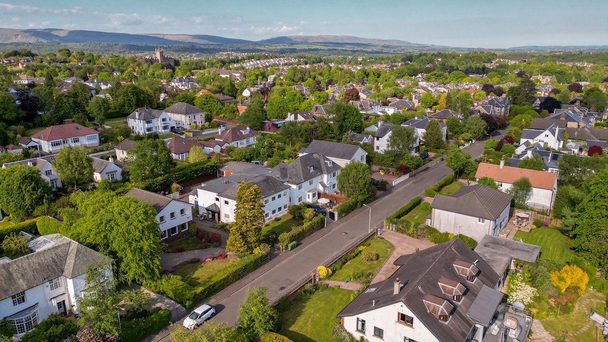 EyeintheskyGla's tweet photo. Drewsteignton School Bearsden, originally part of The High School of Glasgow purpose built c1920 converted to four apartments c1977 and now our new home โThe Old Schoolโ #newhome #shapingup #oldschool #Drewsteignton #hsog #southfacing #bearsden #school #hsog #home #family #drone https://t.co/caKAMBKjrA