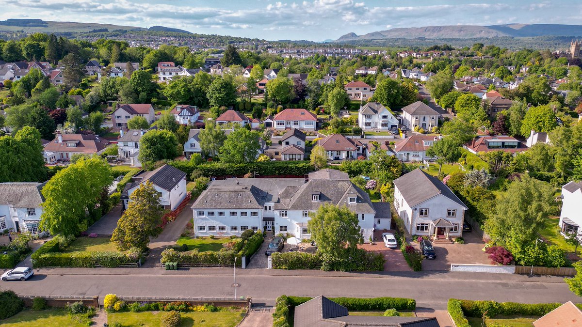 EyeintheskyGla's tweet photo. Drewsteignton School Bearsden, originally part of The High School of Glasgow purpose built c1920 converted to four apartments c1977 and now our new home โThe Old Schoolโ #newhome #shapingup #oldschool #Drewsteignton #hsog #southfacing #bearsden #school #hsog #home #family #drone https://t.co/caKAMBKjrA