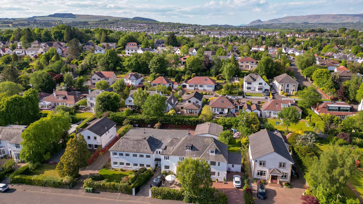 EyeintheskyGla's tweet photo. Drewsteignton School Bearsden, originally part of The High School of Glasgow purpose built c1920 converted to four apartments c1977 and now our new home โThe Old Schoolโ #newhome #shapingup #oldschool #Drewsteignton #hsog #southfacing #bearsden #school #hsog #home #family #drone https://t.co/caKAMBKjrA
