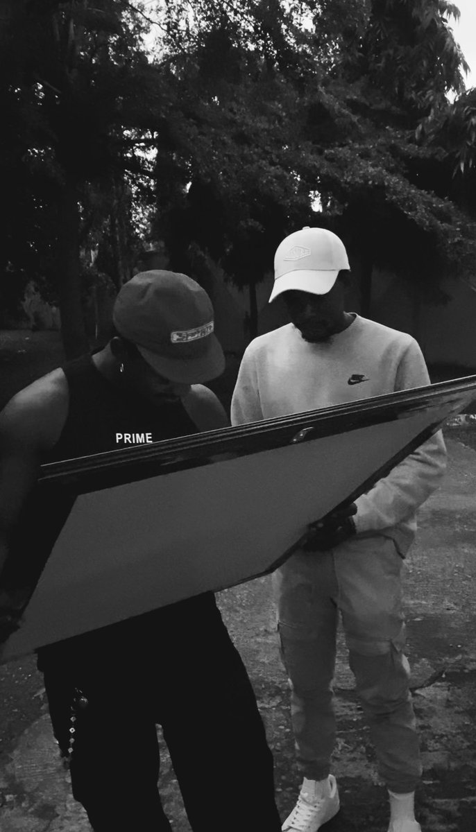 mfangucreatives's tweet photo. I gave this art piece to @Boyllona_ yesterday after his show in Makurdi and his reaction made my day. Big appreciation to @Jay6ix_himself for making it happen. โฅ๏ธ๐๐ฝ๐ฏ
#HomelessNationWideTour #llona #Homeless #homelessalbum #mfangucreatives #theresourceguy
#art #drawing https://t.co/gPj7i5QyNw