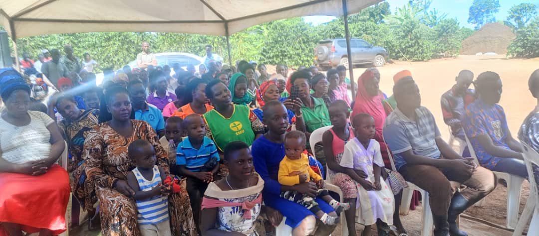 agric_buganda's tweet photo. Minisita w’Obulimi, Obulunzi, Obusubuuzi n’Obuvubi Oweek. Hajj Amisi Kakomo akyaddeko mu Ggombolola Mutuba VII Nyanzi ne Belera mu ssaza ly’e Kyaggwe eri abantu ba Ssaabasajja Kabaka abenyigidde mu mulimu gw’emmwanyi ku mitendera egy’enjawulo. 

Okukyala kuno kugendereddwamu https://t.co/i75Fd5kUJP