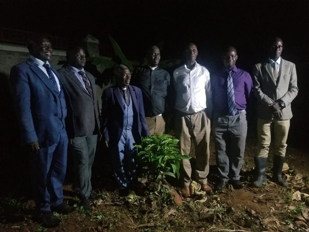 agric_buganda's tweet photo. Minisita w’Obulimi, Obulunzi, Obusubuuzi n’Obuvubi Oweek. Hajj Amisi Kakomo akyaddeko mu Ggombolola Mutuba VII Nyanzi ne Belera mu ssaza ly’e Kyaggwe eri abantu ba Ssaabasajja Kabaka abenyigidde mu mulimu gw’emmwanyi ku mitendera egy’enjawulo. 

Okukyala kuno kugendereddwamu https://t.co/i75Fd5kUJP