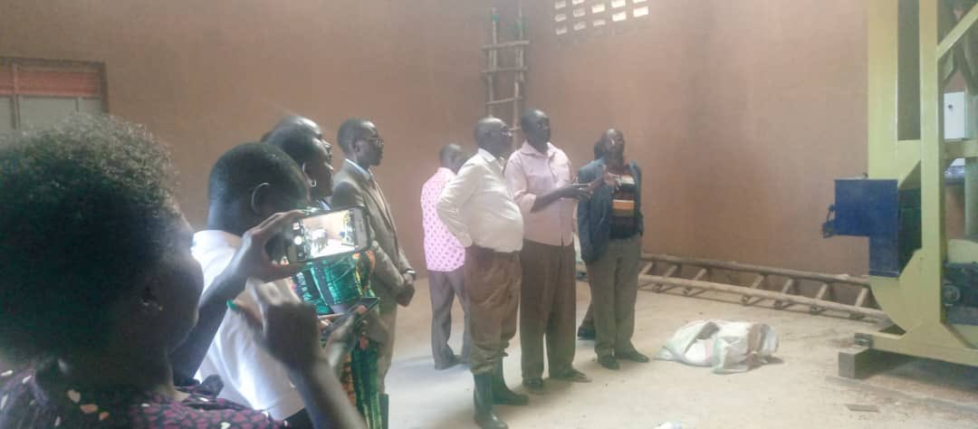 agric_buganda's tweet photo. Minisita w’Obulimi, Obulunzi, Obusubuuzi n’Obuvubi Oweek. Hajj Amisi Kakomo akyaddeko mu Ggombolola Mutuba VII Nyanzi ne Belera mu ssaza ly’e Kyaggwe eri abantu ba Ssaabasajja Kabaka abenyigidde mu mulimu gw’emmwanyi ku mitendera egy’enjawulo. 

Okukyala kuno kugendereddwamu https://t.co/i75Fd5kUJP