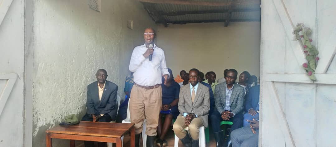 agric_buganda's tweet photo. Minisita w’Obulimi, Obulunzi, Obusubuuzi n’Obuvubi Oweek. Hajj Amisi Kakomo akyaddeko mu Ggombolola Mutuba VII Nyanzi ne Belera mu ssaza ly’e Kyaggwe eri abantu ba Ssaabasajja Kabaka abenyigidde mu mulimu gw’emmwanyi ku mitendera egy’enjawulo. 

Okukyala kuno kugendereddwamu https://t.co/i75Fd5kUJP