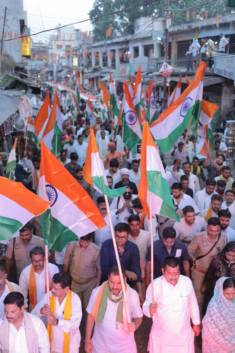 prakashbjp_'s tweet photo. तिरंगा सिर्फ एक ध्वज नहीं, हमारी अस्मिता, शौर्य और एकता का प्रतीक है....

आज बाँदा नगर में आयोजित भारत शौर्य तिरंगा यात्रा में सम्मिलित होकर भारतीय सेनाओं के अदम्य साहस और पराक्रम को नमन किया।

यह यात्रा हमारे वीर सैनिकों के पराक्रम और मातृभूमि के प्रति उनके अटूट समर्पण को नमन करने का प्रतीक है,आज प्रधानमंत्री श्री @narendramodi जी के सशक्त और विराट नेतृत्व एवं हमारे वीर जवानों के शौर्य से प्रत्येक देशवासी गौरवान्वित महसूस कर रहा है।

#oprationsindoor की सफलता को प्रधानमंत्री जी ने भारतीय सेना के शौर्य व मातृशक्ति को समर्पित करते हुए किसी भी प्रकार के आतंक के विरुद्ध अपनी ज़ीरो टॉलरेंस नीति को एक बार फिर से दोहराया है। मोदी जी का संबोधन नए भारत के नए  दृष्टिकोण का प्रतिबिंब है जहां आतंक, संवाद और व्यापार एक साथ नहीं चल सकते!!