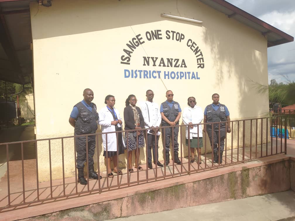 NyanzaHospital's tweet photo. Uyu munsi, Umunyamabanga Mukuru wa @RIB_Rw Col. KAYIGAMBA KABANDA Pacifique aherekejwe n'Umuyobozi wa #RIB @NyanzaDistrict, yasuye #ibitaro bya #Nyanza by' umwihariko service ya Isange One Stop Center, aho yakiriwe n'Umuyobozi Mukuru w'Ibitaro n'Abakozi bakorera muri iyo service. https://t.co/KB8GfZH93e
