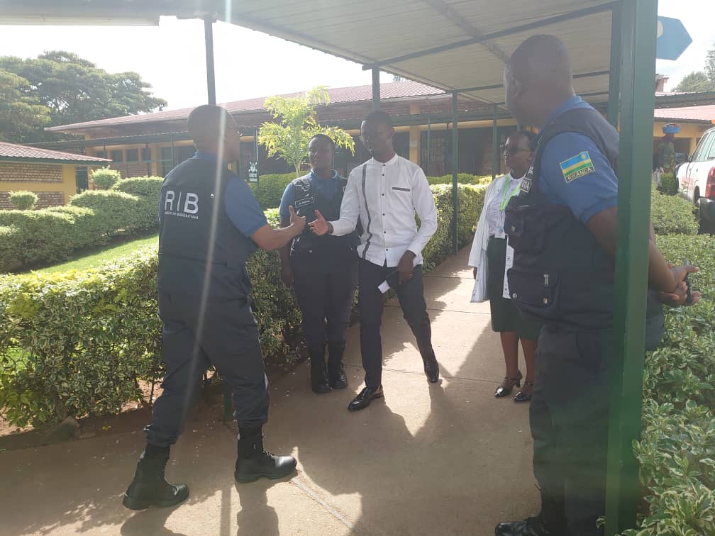 NyanzaHospital's tweet photo. Uyu munsi, Umunyamabanga Mukuru wa @RIB_Rw Col. KAYIGAMBA KABANDA Pacifique aherekejwe n'Umuyobozi wa #RIB @NyanzaDistrict, yasuye #ibitaro bya #Nyanza by' umwihariko service ya Isange One Stop Center, aho yakiriwe n'Umuyobozi Mukuru w'Ibitaro n'Abakozi bakorera muri iyo service. https://t.co/KB8GfZH93e