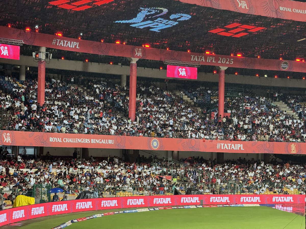 cricupdatesonX's tweet image. CRICKET FAN ARE DEEPLY DISHEARTENED AND DISAPPOINTED..!!!

Fans came in white Jerseys to tribute King Virat Kohli for Test Cricket  but the match was called off at Chinnaswamy.

 #RCBvKKR #KKRvsRCB