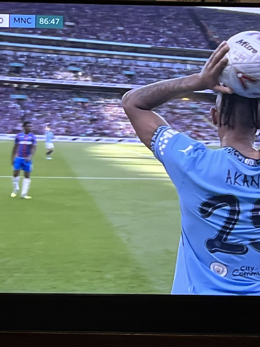 What is it with the #ManCity font on their T-shirts? Looks like the kind of lettering you’d see in a primary school computing lesson #FACup #MOTD #footballshirtfriday #FACupFinal