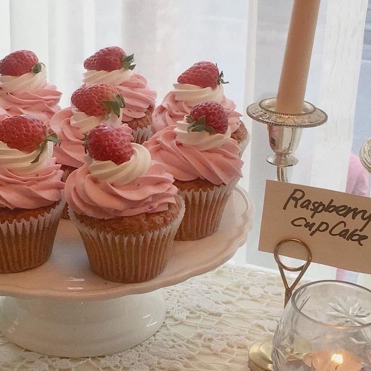 fairyprxncess's tweet photo. Strawberry or cherry cupcakes? https://t.co/nc9Oyz3Pie