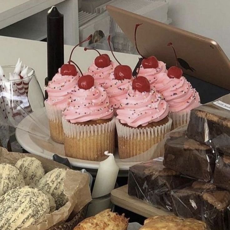 fairyprxncess's tweet photo. Strawberry or cherry cupcakes? https://t.co/nc9Oyz3Pie
