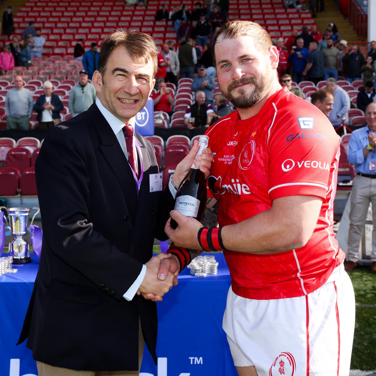 armyrugbyunion's tweet photo. @AlliginPhot @jpfsportsmedia 𝐏𝐥𝐚𝐲𝐞𝐫 𝐨𝐟 𝐭𝐡𝐞 𝐌𝐚𝐭𝐜𝐡 🍾 

Congratulations to Matt Dawson 🤝 

Scoring a try and playing a vital role in the Army’s 38-31 victory over the Royal Air Force this afternoon 💪

📸 @AlliginPhot https://t.co/UxTOy6ht5M