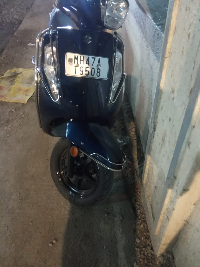 Ravi_JGD's tweet photo. in narrow road under construction,wid an even narrower path dat people use 2 drive der 2-wheeler,sum driver wid no brains/common sense think its ok 2 park der bike 2 block other's path. @mybmc @mybmcSWM .people argued dat dey need ur 🚳 sign 2 not park #vasahatmarg #Goregonwest https://t.co/QOAeIjo8W3