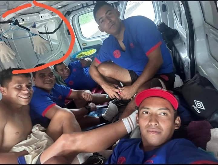 HumordefutbolSV's tweet photo. Así es señores, los guantes de Carabantes van mojados y los están secando en un gancho

"El calor del microbus los secara" https://t.co/95UJ29Prrd