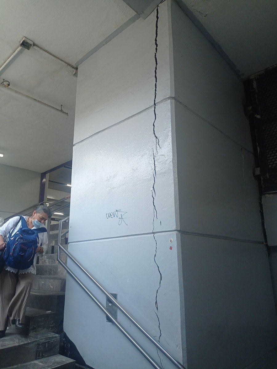 No soy ingeniero pero algo  se de arquitectura y sí una columna se agrieta así, no es muy bueno que digamos Pantitlán de mi corazón, drama por dónde lo veas ¿<a href="/MetroCDMX/">MetroCDMX</a>  ahí que procede?
