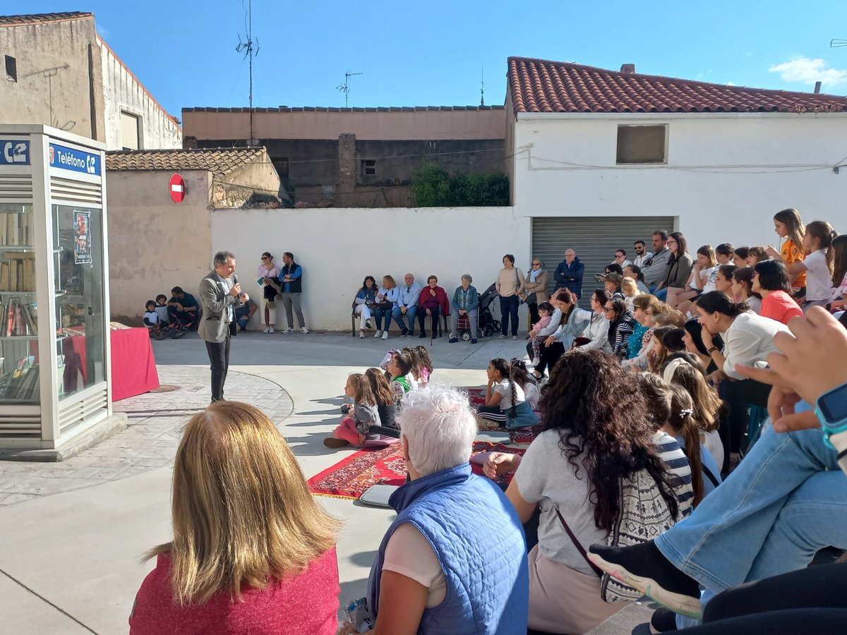 📸📸La Biblioteca Municipal de Pradejón ha cerrado los actos de celebración del Día del Libro con la presentación del libro 'Ansu Fungi y el diezmo de Pradejón', junto a su autor Antonio de Benito. Acerca la historia del municipio a los más pequeños.
