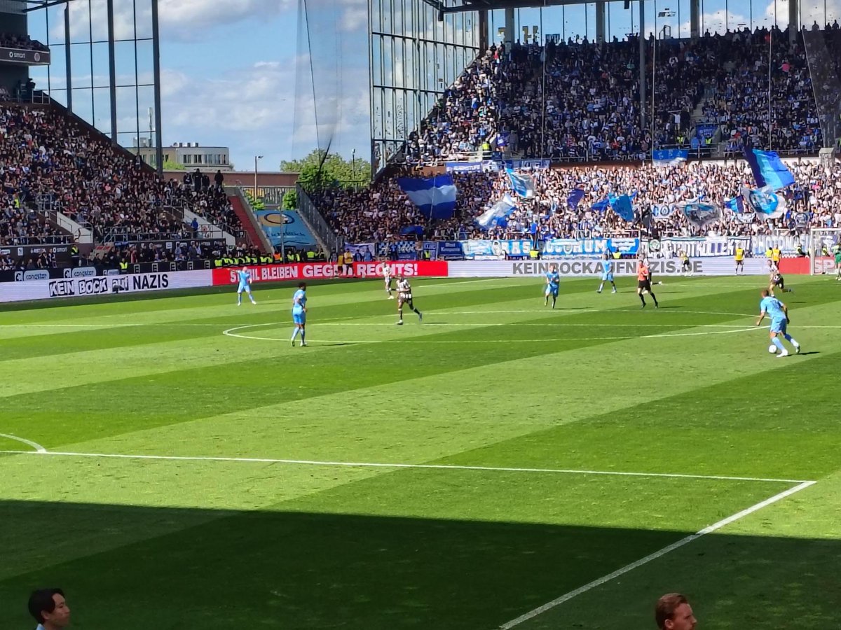 Kein Bock Auf Nazis (@keinbockaufnazi) on Twitter photo Klassenerhalt! Glückwunsch an den <a href="/fcstpauli/">FC St. Pauli</a> und noch mal ganz vielen Dank, dass wir bei diesem wichtigen Spiel Platz auf den Banden bekommen haben. #fussballgegennazis #fcsp
(Platzsturmfoto: @oleplogstedt) Klassenerhalt! Glückwunsch an den <a href="/fcstpauli/">FC St. Pauli</a> und noch mal ganz vielen Dank, dass wir bei diesem wichtigen Spiel Platz auf den Banden bekommen haben. #fussballgegennazis #fcsp
(Platzsturmfoto: @oleplogstedt)