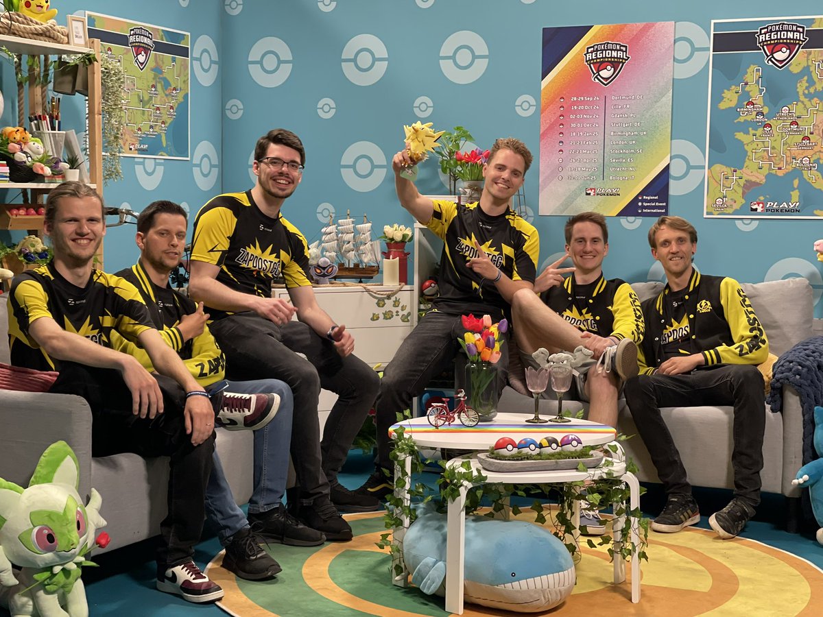 Yo mates! DAY 2 AGAIN!! 🥳
<a href="/lennert_tcg/">Lennert De Clercq</a> as well with the same 60⚡️

Let's see how tomorrow goes 😁

Big shoutout to the crew for the incredible support as always 🫡
<a href="/TDezutter/">Thibault Dezutter</a> <a href="/Jonah_DeRuyck/">J_DR</a> <a href="/arnevb/">ArneVanBraeckel_TCG</a> <a href="/Legendofflo1/">Florian Devos</a> 

#PlayPokemon #PokemonTCG