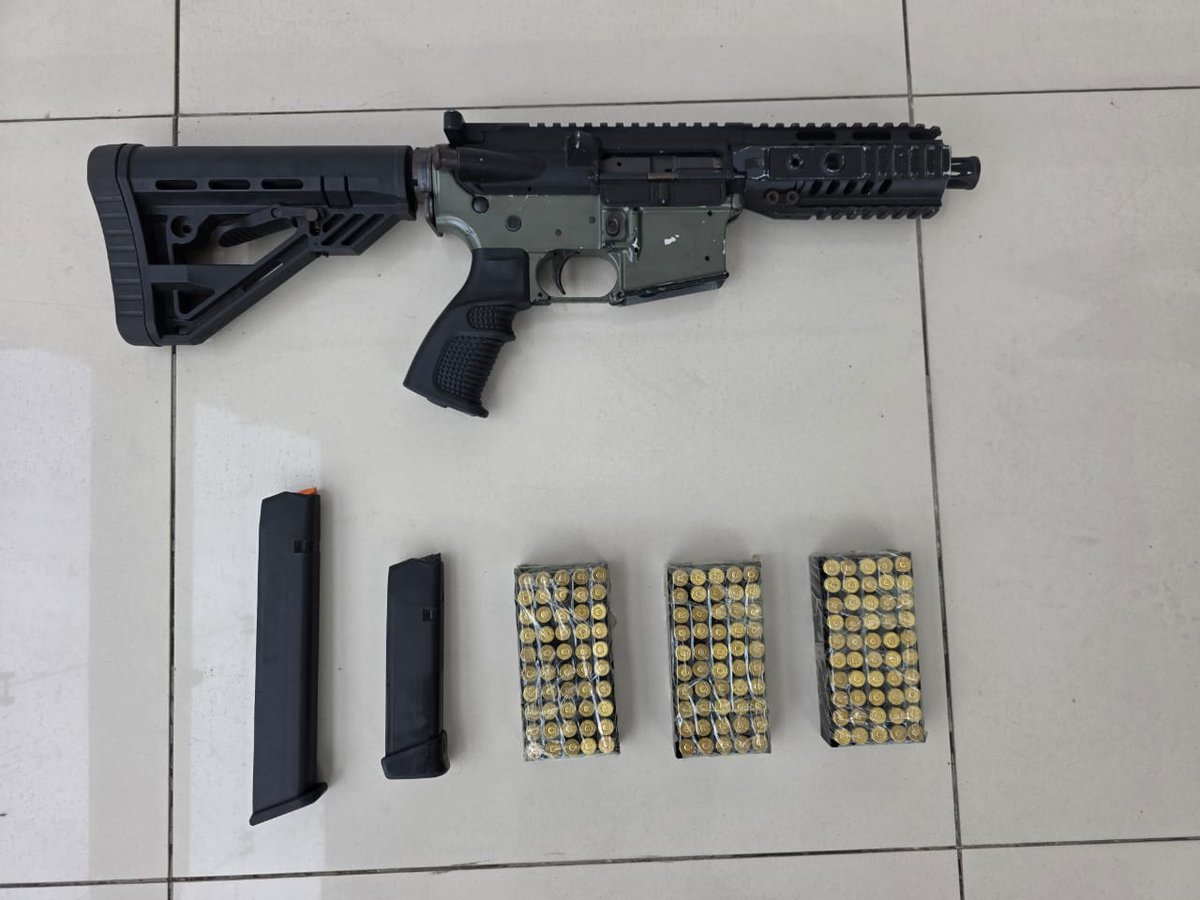 PoliciaEcuador's tweet image. #APREHENDIDO POR TENENCIA DE ARMA DE FUEGO Y MUNICIONES
Tras la ejecución de un operativo en flagrancia fue aprehendido un adolescente presunto vinculado al delito de tenencia y porte ilegal de armas de fuego, en Esteros, #GYE.
Entre los indicios:
-01 arma de fuego
-150…