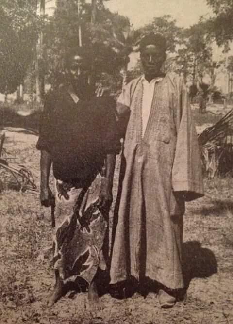 PatricManga's tweet photo. Son fils Sitayobo Bassene fut emmené par les villageois à Eloubalir pour éviter qu'il ne soit envoyé à Saint Louis en tant que otage.
(Photo avec Tété Diedhiou )

Depuis 1964, il est le parrain d'un lycée à Ziguinchor : le lycée Djignabo Bassene

@ecris_le_tien https://t.co/u29eWSjTNR