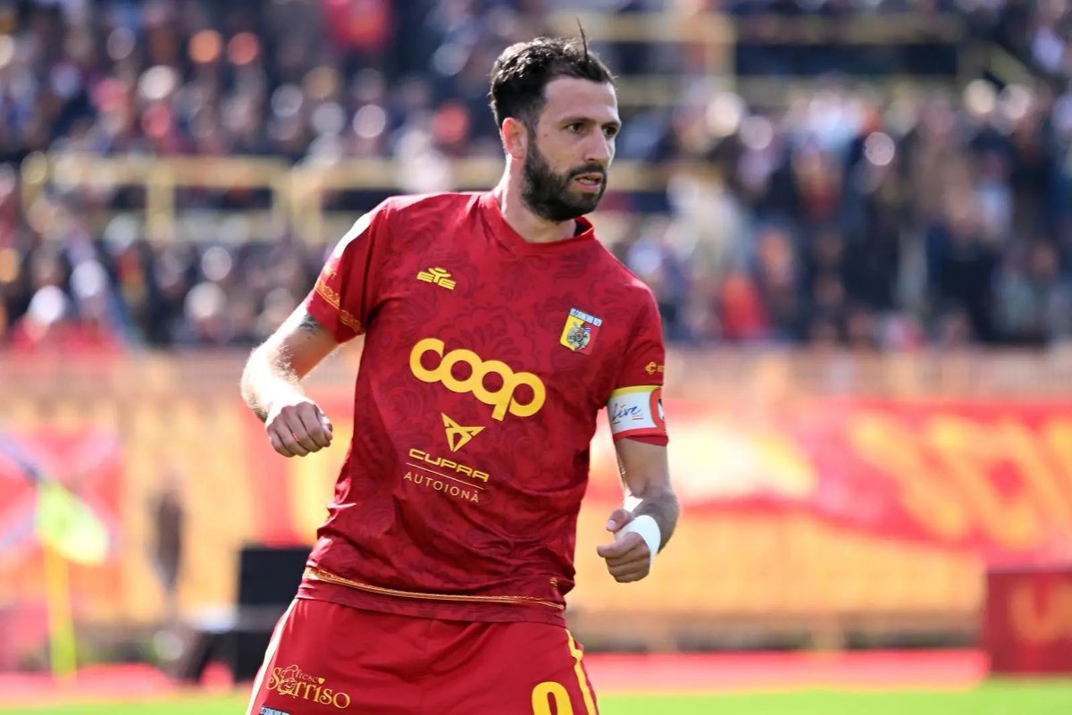 Che ci fa in #SerieB un attaccante del genere? 

Il #Catanzaro sogna grazie al suo capo popolo: #Iemmello, 17 in stagione, si abbatte anche sul #Cesena. Prossimo step lo #Spezia. Con un attaccante simile, tutto può diventare possibile.