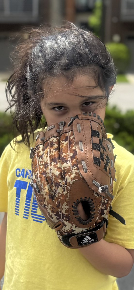 MoniVelez022's tweet photo. My daughter recently expressed an interest in softball (🙌🏼🙌🏼🙌🏼) and is taking to it pretty naturally! She’s got the #AndyPettitte stare down, which is about 60% of the game tbh 😜💙🥎 https://t.co/9M3c7bk4QP